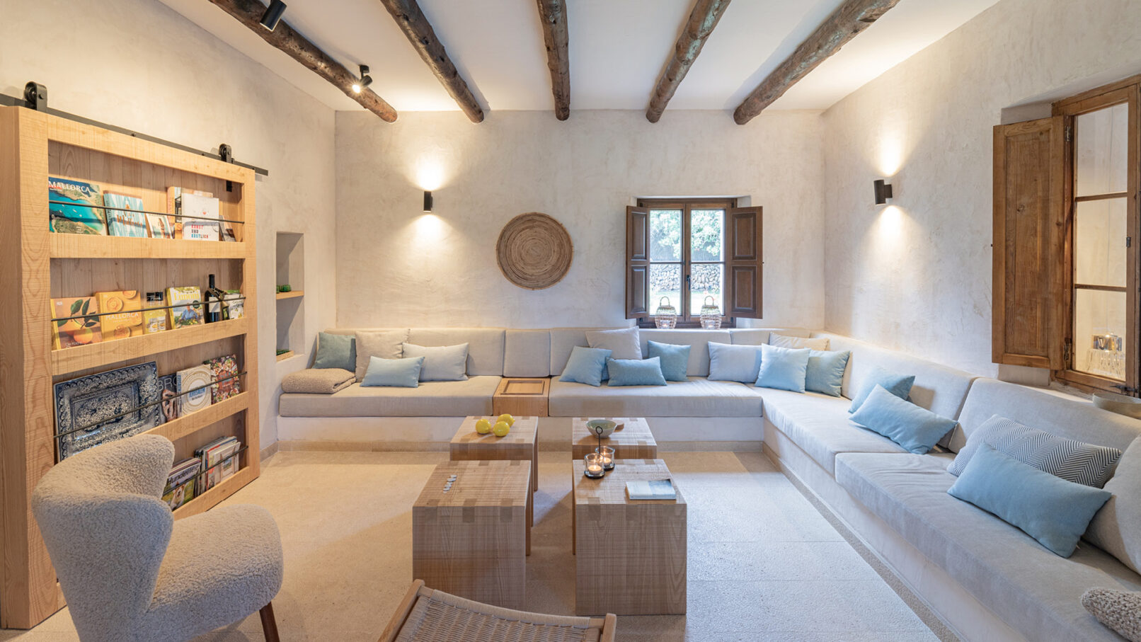 Stilvolle Innenarchitektur einer Finca auf Mallorca – harmonisches Interior Design mit gemütlichem Wohnzimmer und TV-Bereich.