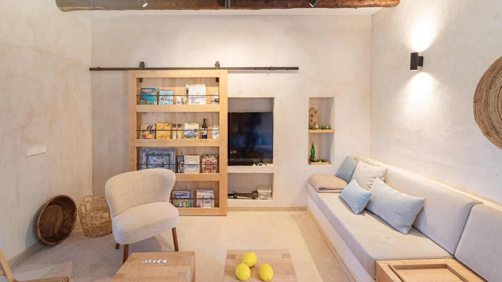 Stilvolle Innenarchitektur einer Finca auf Mallorca – harmonisches Interior Design mit gemütlichem Wohnzimmer und TV-Bereich.