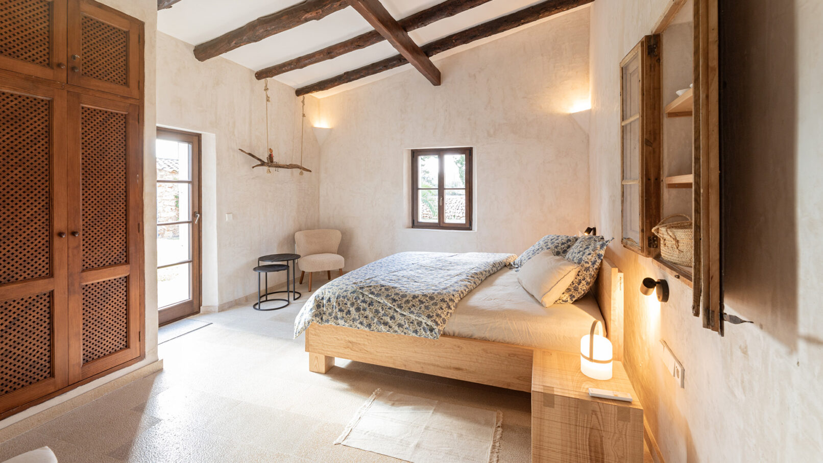 Stilvolle Innenarchitektur einer Finca auf Mallorca – harmonisches Interior Design mit rustikalem Gästezimmer.