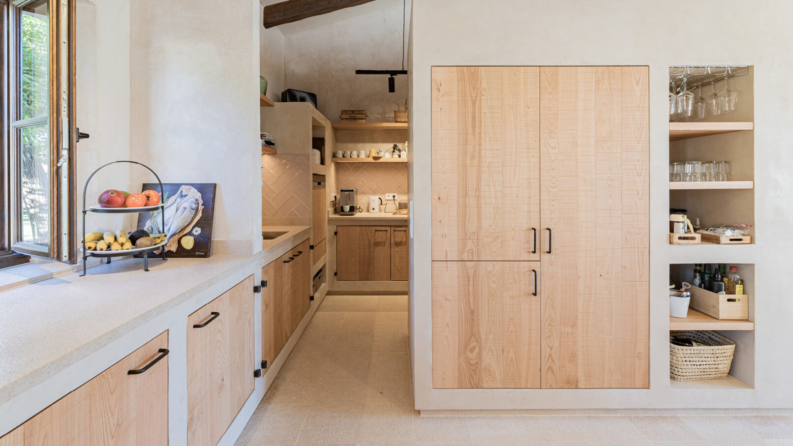 Stilvolle Innenarchitektur einer Finca auf Mallorca – harmonisches Interior Design mit einzigartiger gemauerter Küche.