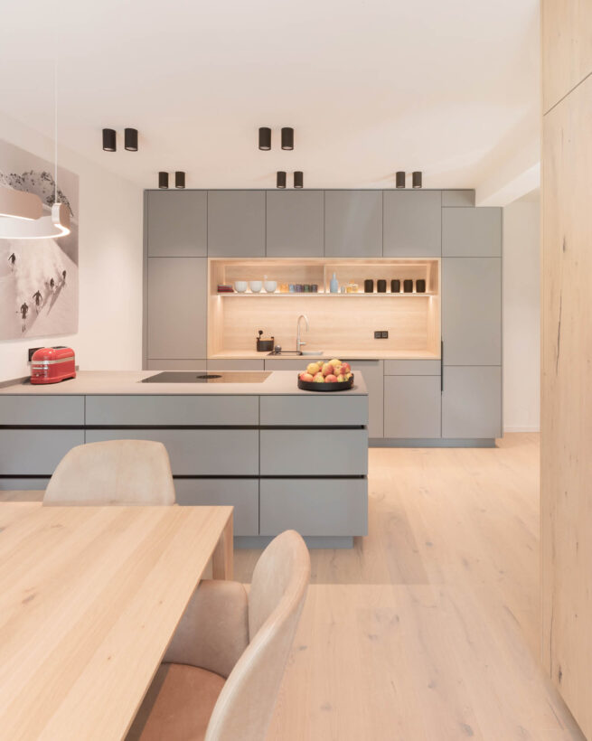 Moderne Innenarchitektur in Koblenz: Stilvolle Küche mit Eichenparkett und hellgrauen Fronten.