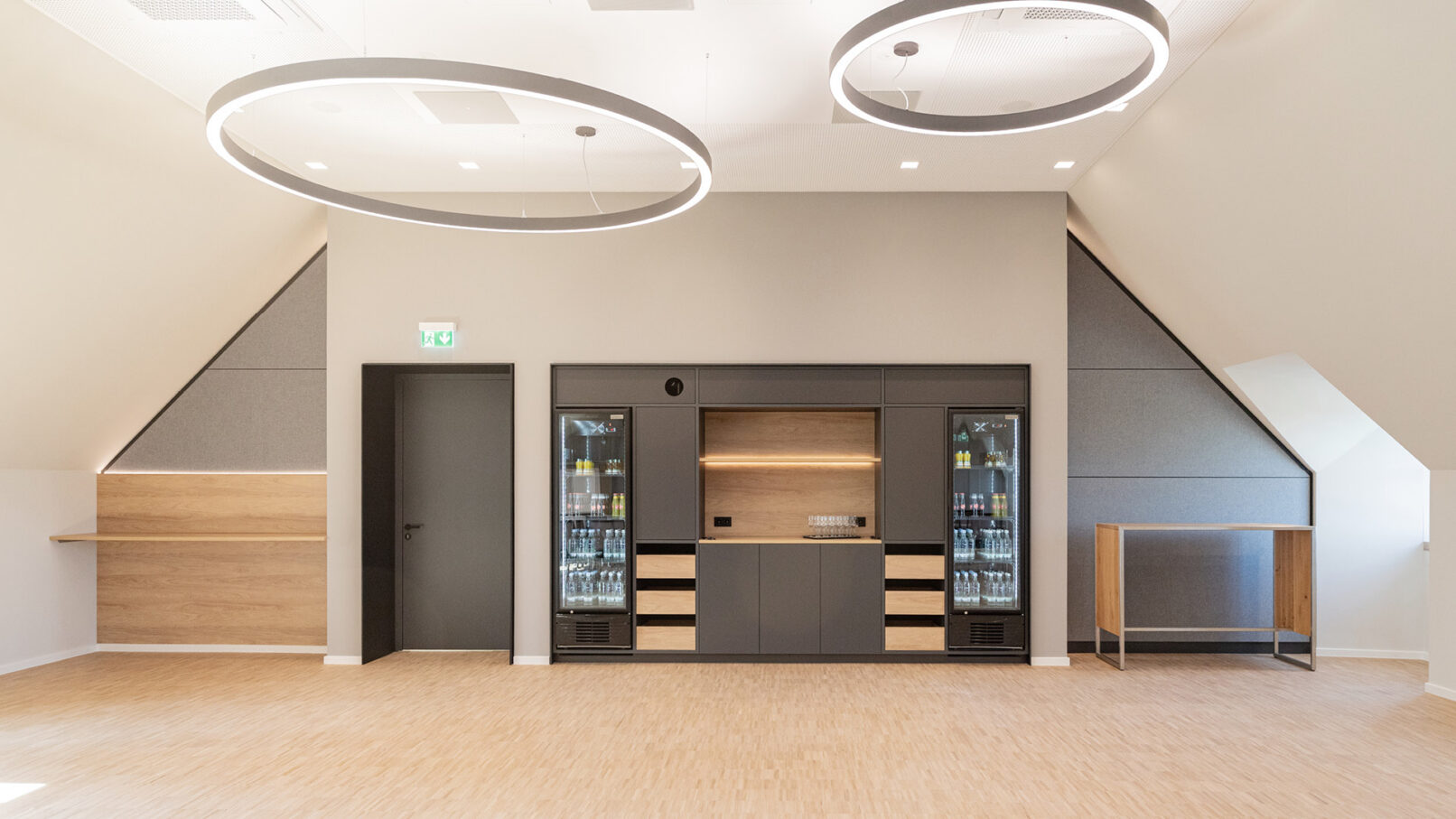 Seminarraum Umbau Hotel Schloss Montabaur mit Akustikdecke, Ringpendelleuchten und maßgefertigter Getränkestation