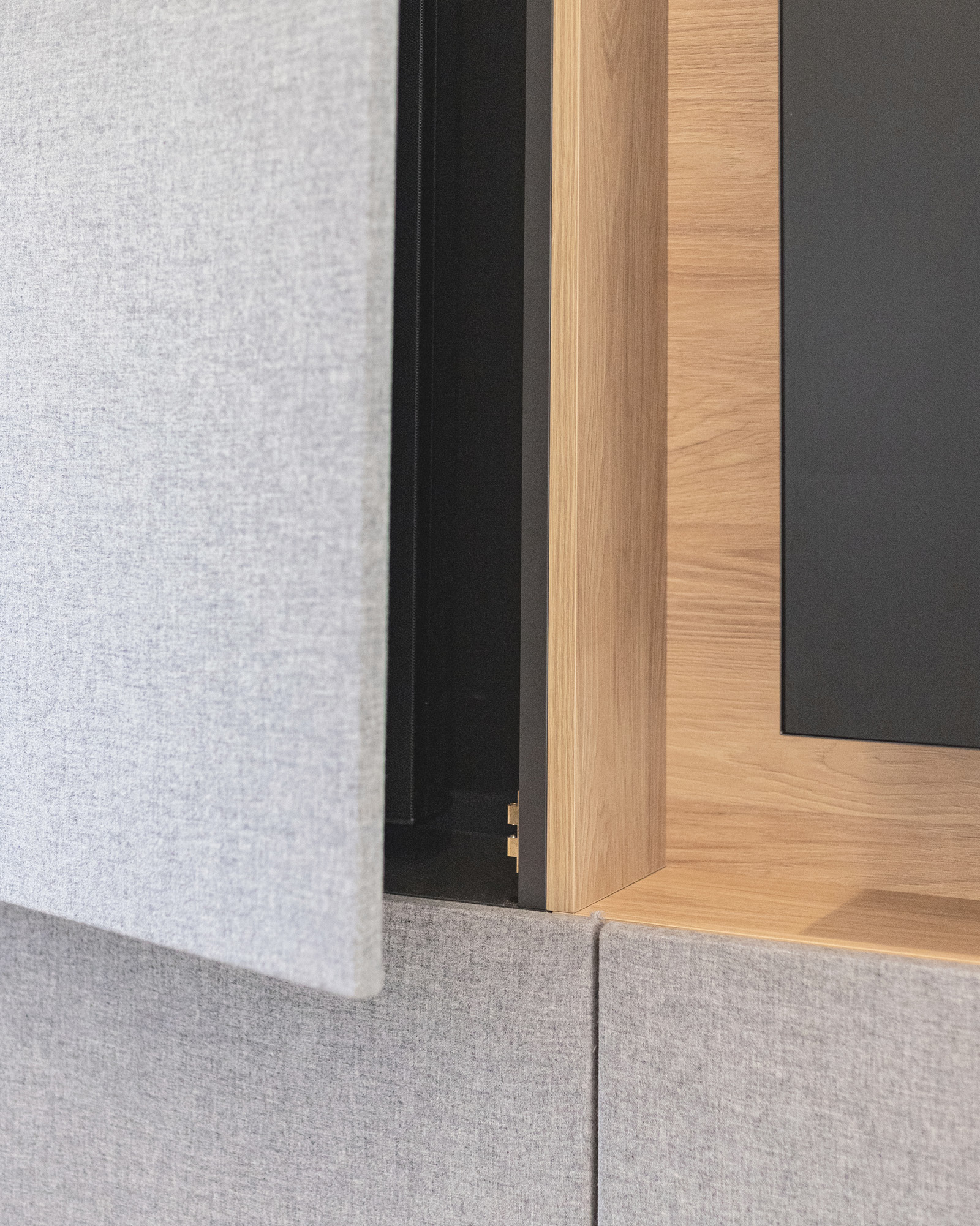 Detail TV-Möbel im Seminarraum Hotel Schloss Montabaur mit akustisch offener Front für integrierte Lautsprecher