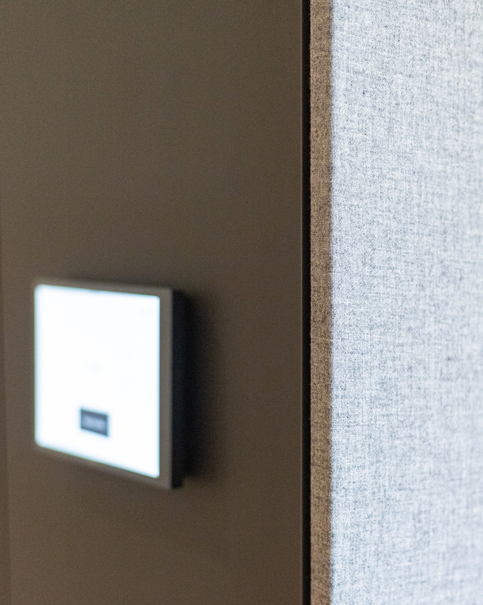 Detail Rückseite TV-Möbel im Seminarraum Hotel Schloss Montabaur mit integrierter Elektrotechnik und akustischer Wandverkleidung