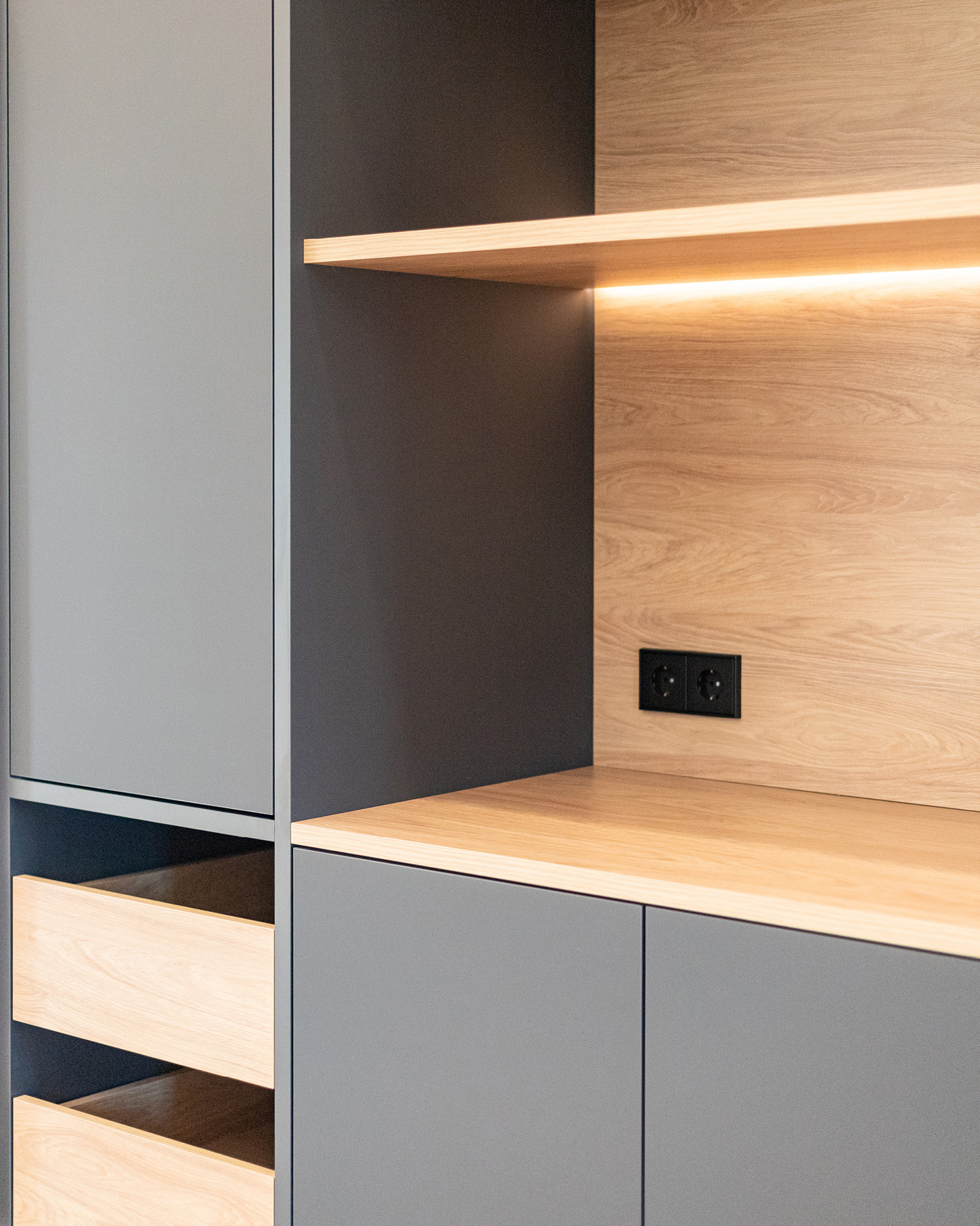 Detail Teeküche im Seminarraum Hotel Schloss Montabaur mit maßgefertigten Einbauten, Holzoberfläche und integrierter LED-Beleuchtung